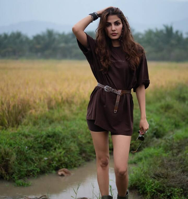 खुद को हाइड्रेट और स्किन को ग्लोइंग बनाने के लिए वह दिन में 8 से 10 गिलास पानी पीती हैं, मौसमी फलों का सेवन करती हैं. रिया अपनी डाइट में जंक फूड को बिल्कुल भी शामिल नहीं करती हैं.