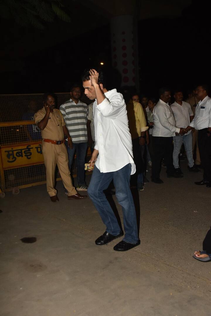 इस दौरान करण जौहर भी अनिल कपूर की मां के अंतिम दर्शन करने के लिए उनके घर पहुंचे थे.