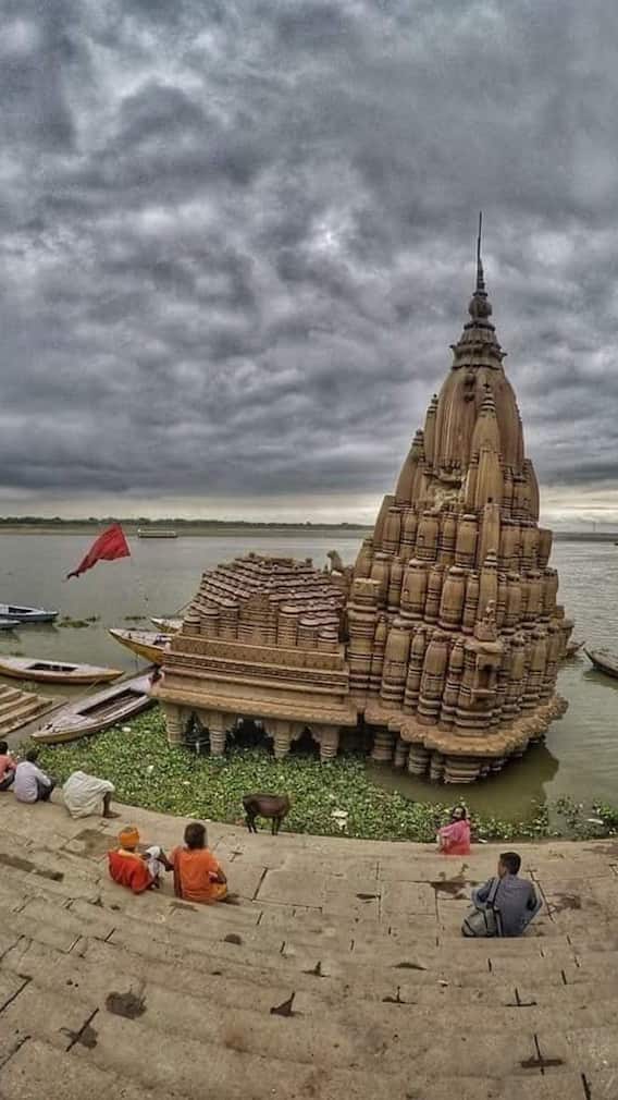 वाराणसी में ऐसा मंदिर जो पीसा की मीनार से भी ज्यादा झुका है