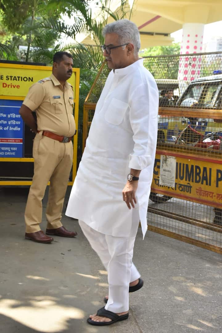 Anil Kapoor, Sonam, Arjun Join Family For Nirmal Kapoor’s Final Rites, In Pics Anil Kapoor and Boney Kapoor were seen arriving for the funeral on May 3.