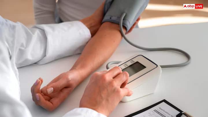 ब्लड प्रेशर करे कंट्रोल - शहतूत के पत्तों में मौजूद पोटैशियम और एंटीऑक्सीडेंट तत्व रक्त प्रवाह को नियंत्रित करते हैं. इससे हाई ब्लड प्रेशर की परेशानी को कम करने में मदद मिल सकती है.