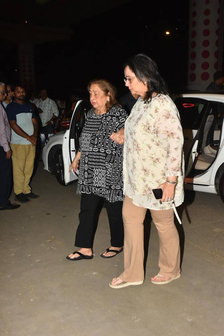 रीमा जैन भी इस दुख की घड़ी में अपनी संवेदना व्यक्त करने के लिए अनिल कपूर के घर पहुंची थीं.