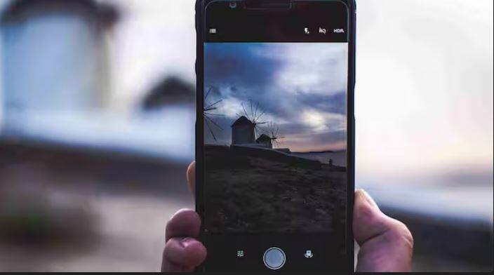 ਸੈਮਸੰਗ ਦੀਆਂ ਫੋਟੋਆਂ ਵਿੱਚ ਸਾਫ਼ ਡੂੰਘੇ ਰੰਗ ਤੇ ਉੱਚ ਕੰਟ੍ਰਾਸਟ ਹੈ, ਜੋ ਖਾਸ ਤੌਰ 'ਤੇ ਉਨ੍ਹਾਂ ਉਪਭੋਗਤਾਵਾਂ ਨੂੰ ਆਕਰਸ਼ਿਤ ਕਰੇਗਾ ਜੋ ਜੀਵੰਤ ਫੋਟੋਆਂ ਚਾਹੁੰਦੇ ਹਨ। ਇਸ ਤੋਂ ਇਲਾਵਾ ਇਸ ਵਿੱਚ ਸੁਪਰ ਜ਼ੂਮ ਤੇ ਸੁਪਰ ਸਟੀਡੀ ਵੀਡੀਓ ਰਿਕਾਰਡਿੰਗ ਵਰਗੀਆਂ ਵਿਸ਼ੇਸ਼ਤਾਵਾਂ ਵੀ ਸ਼ਾਮਲ ਹਨ ਜੋ ਇਸਨੂੰ ਵੀਡੀਓ ਬਣਾਉਣ ਲਈ ਆਦਰਸ਼ ਬਣਾਉਂਦੀਆਂ ਹਨ।