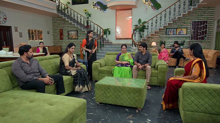 రాజ్ని రిసార్ట్కి తీసుకెళ్లేందుకుప్లాన్ చేస్తారు దుగ్గిరాల ఫ్యామిలీలో కావ్య పార్టీ సభ్యులు. ఇంట్లోంచి బయలుదేరుతుంది కావ్య..ఎప్పటిలా రుద్రాణి సెటైర్స్ వేస్తుంది..నాలుగు తిట్లు తింటుంది