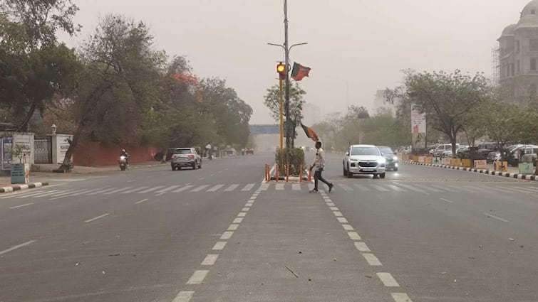 Up Weather Update Rain in 25 District With High Speed wind in Thursday UP Ka Mausam: यूपी में फिर बदला मौसम का मिजाज, 25 जिलों में तेज हवाओं के साथ पड़ी बौछारें