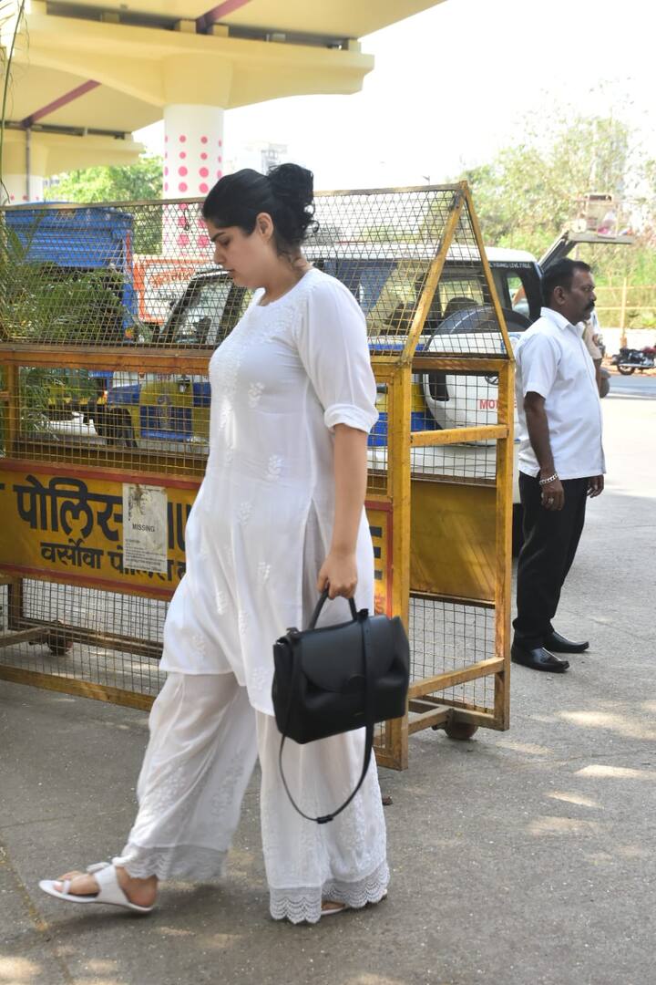 वहीं एक्टर की बहन अंशुला कपूर भी अनिल कपूर के घर पहुंच गई हैं. उन्होंने भी व्हाइट कलर का सूट पहना है.