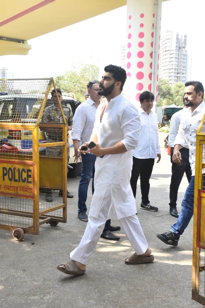 Anil Kapoor, Sonam, Arjun Join Family For Nirmal Kapoor’s Final Rites, In Pics She is survived by her children — Boney, Anil, Sanjay, and Reena Kapoor Marwah.