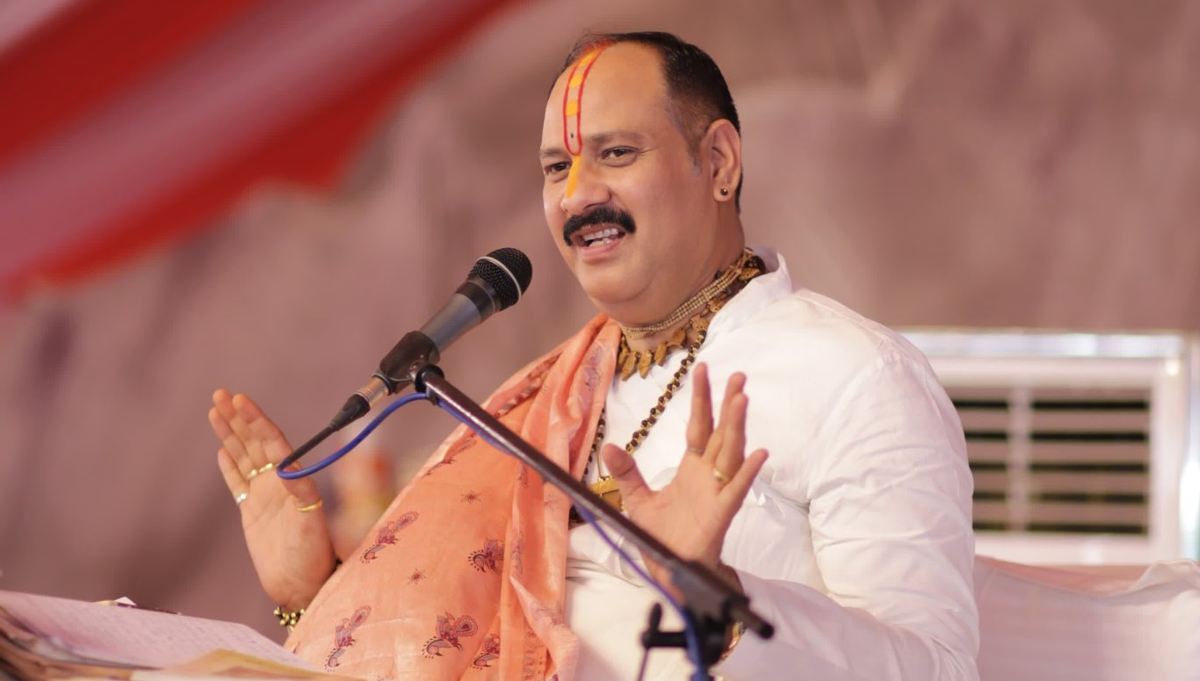 ‘लड़कियों की नाभि ढकी रहेगी, तभी सुरक्षित रहेंगी’, कथावाचक प्रदीप मिश्रा का विवादित बयान!