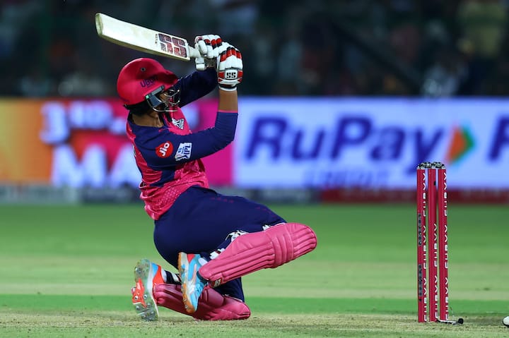 इतना ही नहीं, वह सबसे कम उम्र में टी 20 शताब्दी में स्कोर करने वाले दुनिया के पहले खिलाड़ी भी बन गए।