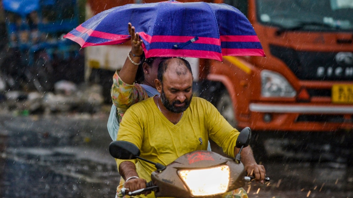 UP Weather Today: यूपी में आज भी झमाझम बारिश का अलर्ट, आगरा से गोरखपुर तक तेज आंधी-तूफान की चेतावनी