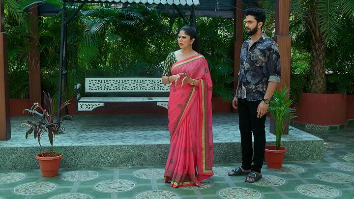 చీరలు కట్టుకున్న వాళ్లు ఛీర్స్ కొట్టకూడదని లేదుకదా అంటుంది కావ్య. నిజం చెప్పు అని రుద్రాణి అడిగితే..నా ఆనందం కోసం నేను ఈ మధ్య రియలైజ్ అయ్యాను..అందుకే నా ఫ్రెండ్స్ తో గెట్ టుగెదర్ పార్టీ ఏర్పాటు చేసుకున్నా..వెళ్లొస్తా అనేసి వెళ్లిపోతుంది కావ్య. ఏదో తేడా కొడుతోంది నువ్వు దాన్ని అనుసరించు అని రాహుల్ కి ఆర్డర్ వేస్తుంది రుద్రాణి.