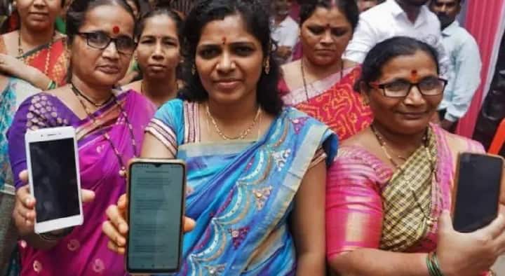 लाडकी बहीण योजनेचा लाभ मिळण्यास सुरुवात झाली आहे. पात्र महिलांच्या बँक खात्यावर हे पैसे पाठवले जातात. खालील पद्धतीने तुम्ही बँक खात्यात पैसे आले की नाही, हे तपासू शकता.