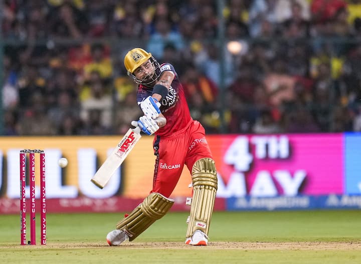Virat Kohli creates history equals david warner most half century record in ipl csk vs rcb indian premier league 2025 19 विराट कोहली ने शनिवार को चेन्नई सुपर किंग्स के खिलाफ आईपीएल में एक और अर्धशतक जड़ दिया है. कोहली का ये आईपीएल में 62वां अर्धशतक है. उन्होंने आईपीएल में डेविड वॉर्नर के सबसे ज्यादा अर्धशतक के रिकॉर्ड की बराबरी की है.