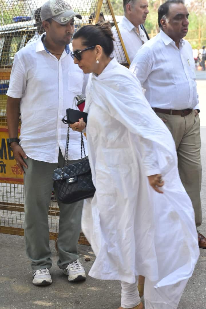 वहीं अनिल कपूर की पत्नी सुनीता कपूर भी शनिवार की सुबह पैपराजी के कैमरे में कैद हुई.