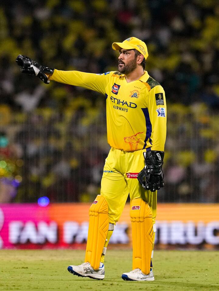 इस समय चेन्नई की कप्तानी कर रहे एमएस धोनी नॉन वेजिटेरियन हैं. उन्हें नॉन वेज खाना बहुत ही अच्छा लगता है. धोनी को चिकन और मटन दोनों ही पसंद हैं. धोनी 14 साल की उम्र से ही नॉन वेज खा रहे हैं.
