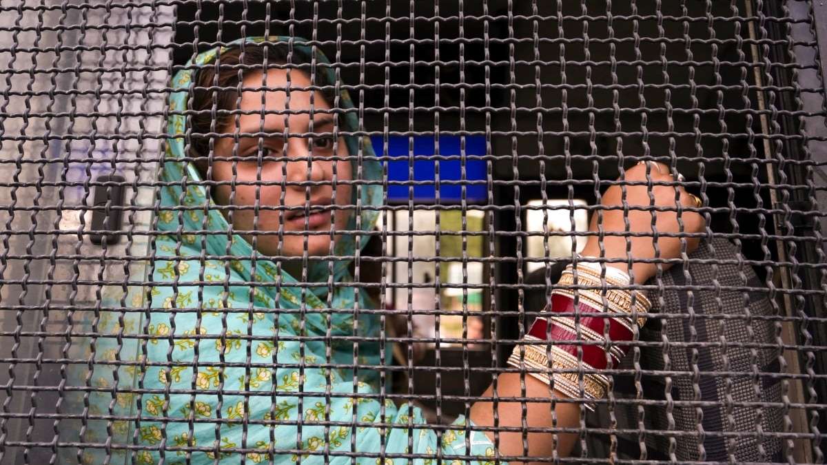 भारत या पाकिस्तान, अभी कहां हैं CRPF से बर्खास्त जवान मुनीर अहमद की पत्नी मीनल खान?