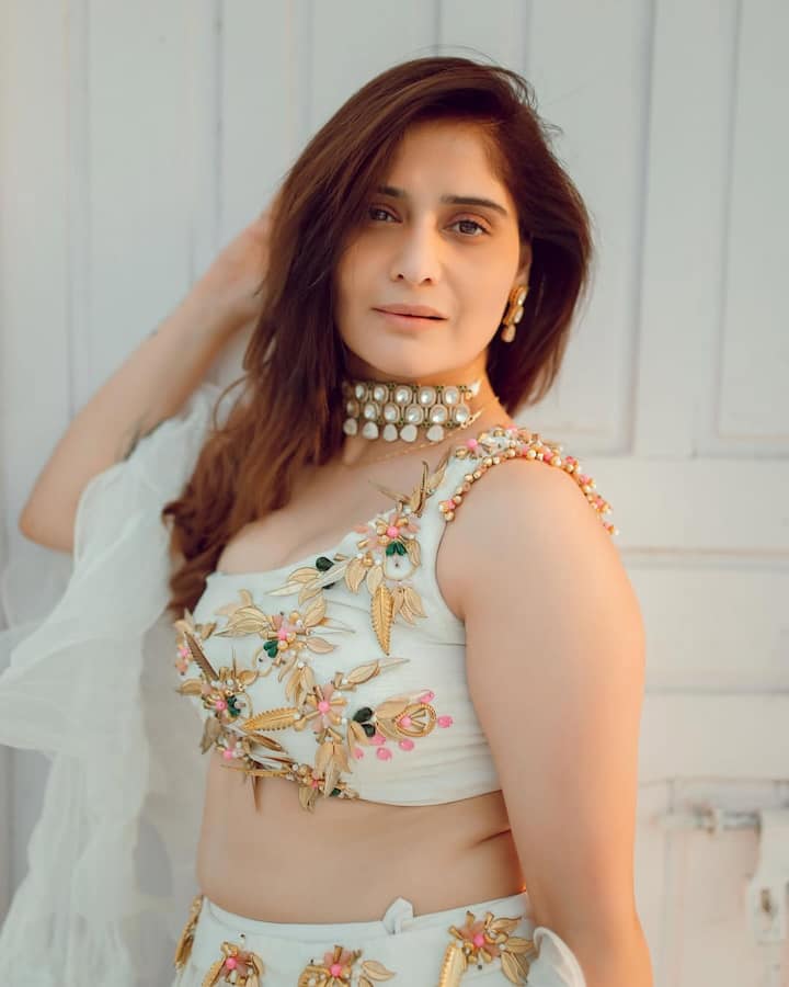 To complete the regal aesthetic, Arti chose to accessorise with a Polki choker set, a piece that immediately draws the eye.