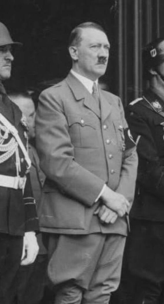 किस वजह से हिटलर ने कटवाई थीं मूंछें?