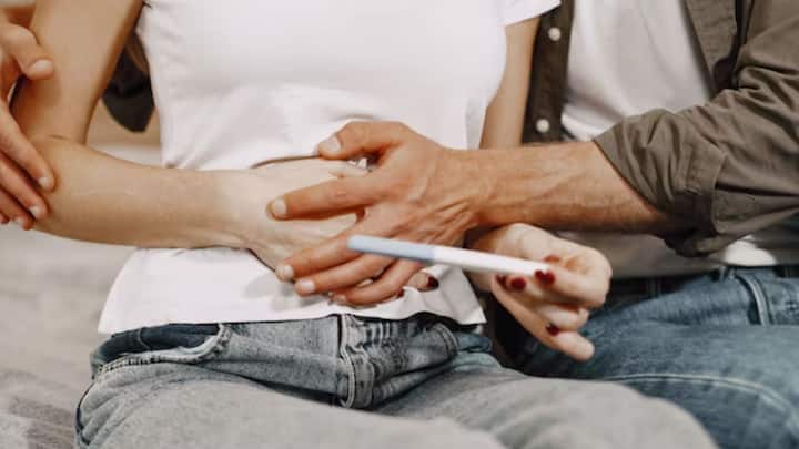 মানবজাতির অস্তিত্ব কি বিপন্ন? যে হারে শিশুর জন্মের হার কমছে, তাতে ঘুরেফিরে উঠে আসছে এই প্রশ্ন। সেই নিয়ে এবার একটি গবেষণাপত্র প্রকাশিত হল। মানবজাতির বিলুপ্তি ঠেকাতে গেলে প্রত্যেক মহিলার ক’টি করে সন্তান ধারণ করা উচিত, তা বেঁধে দেওয়া হয়েছে ওই গবেষণাপত্র।