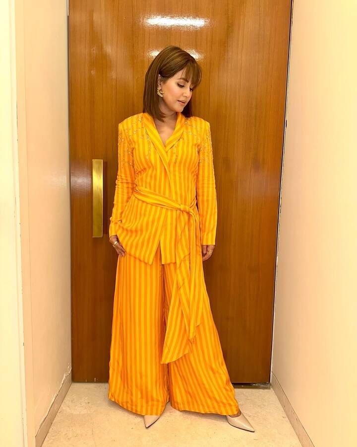 एक्ट्रेस इन तस्वीरों में येलो कलर का लाइनिंग वाला को-ऑर्ड सेट पहने हुए पूरे कॉन्फिडेंस के साथ पोज कर रही हैं.