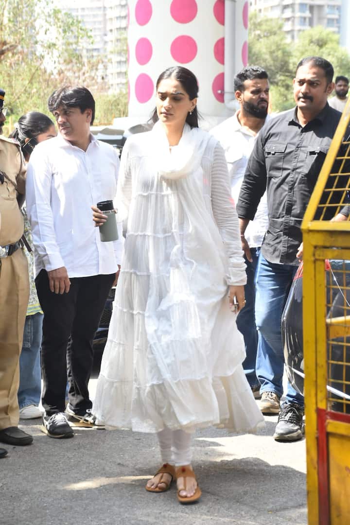 Anil Kapoor, Sonam, Arjun Join Family For Nirmal Kapoor’s Final Rites, In Pics Sonam Kapoor and Arjun Kapoor also attended the last rites, wearing traditional white attire.