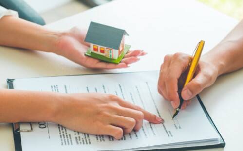 મકાનમાલિકે ઘર ભાડે આપતા પહેલા ભાડૂઆત પાસેથી ઓળખપત્ર લેવું હંમેશા જરૂરી છે. જેમાં આધાર કાર્ડ, પાન કાર્ડ, ડ્રાઇવિંગ લાઇસન્સ, મતદાર ID અથવા પાસપોર્ટ જેવા કોઈપણ એક દસ્તાવેજ હોવો જરૂરી છે.