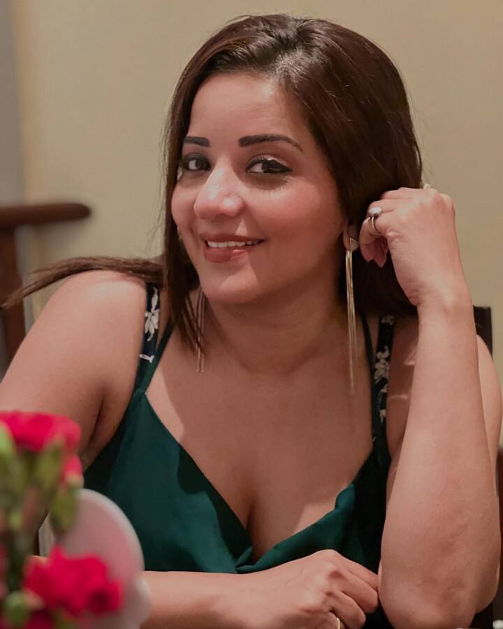 मोनालिसा अपने काम के साथ इंस्टाग्राम पर भी काफी एक्टिव रहती हैं. यहां हर दिन वो फैंस को ट्रीट देते हुए अपनी खूबसूरत तस्वीरें शेयर करती हैं.