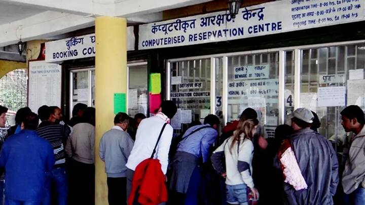 रेलवे ने तत्काल टिकट के लिए कुछ नियम बनाए हैं. बता दें कि तत्काल टिकट उसी दिन की यात्रा के लिए होती है और इसे यात्रा से एक दिन पहले बुक करना होता है. इस टिकट की बुकिंग का समय AC क्लास के लिए सुबह 10:00 बजे से, और स्लीपर क्लास के लिए सुबह 11:00 बजे से शुरू होता है.