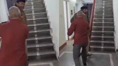 नैनीताल में दारोगा पर उन्मादी भीड़ का हमला, वर्दी खींचने का वीडियो वायरल, डीजीपी बोले- संज्ञान में है मामला