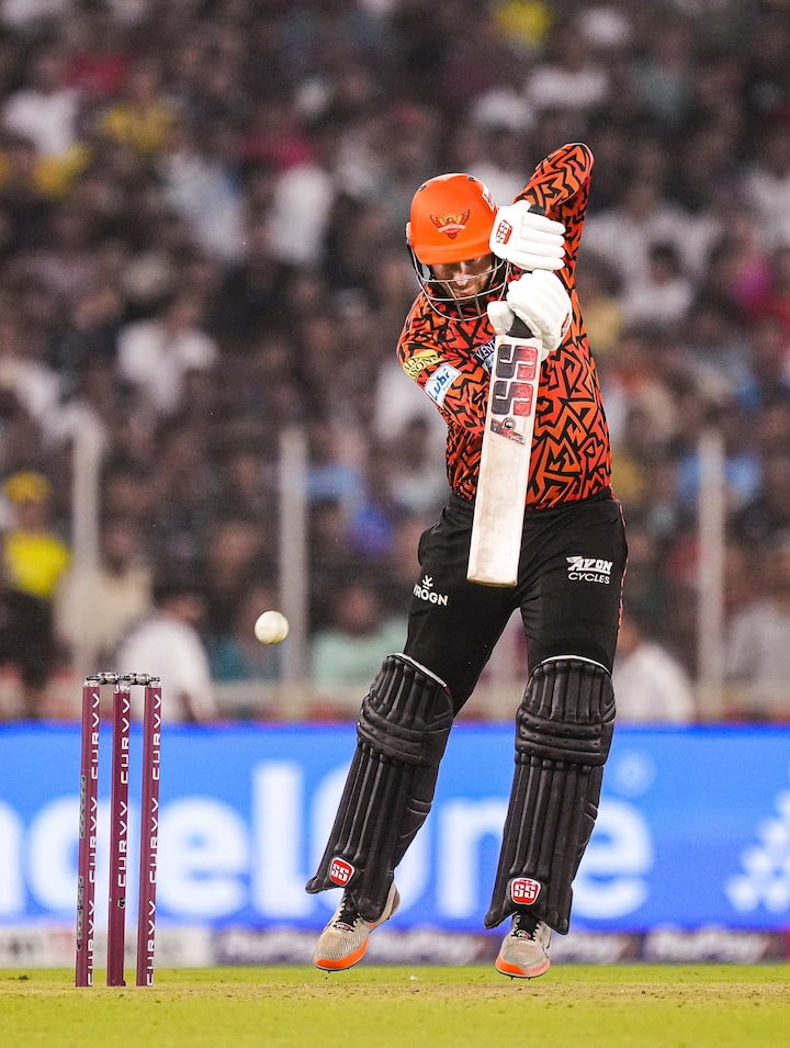 IPL 2025 five biggest sixes ravindra jadeja abhishek sharma andre russell heinrich klaasen phil salt 21 सनराइजर्स हैदराबाद के धाकड़ विकेटकीपर बल्लेबाज हेनरिक क्लासेन ने मुंबई इंडियंस के खिलाफ 107 मीटर का छक्का जड़ा था. क्लासेन अभी तक इस सीजन में 10 मैचों में 311 रन बना चुके हैं.
