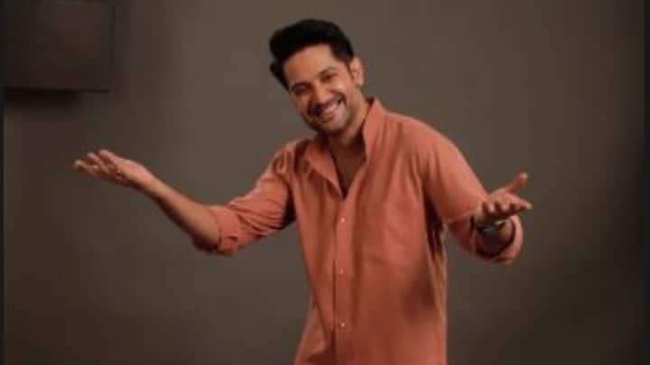 ছবির গল্প আবর্তিত হয়েছে মানিকপুরের চক্রবর্তী বাড়িকে কেন্দ্র করে। বাবা বিদেশে থাকলেও মা আর সোমনাথের জীবন কাটছিল রূপকথার মতোই। গ্রামের স্কুল, পুকুর, আমগাছ, বৃষ্টিতে ফুটবল, দিদার আচার, কোলে শুয়ে দেশ বিদেশের গল্প শোনা, প্রত্যেকটা দিনই যেন সোমনাথের কাছে ছিল উৎসবের মতোই।