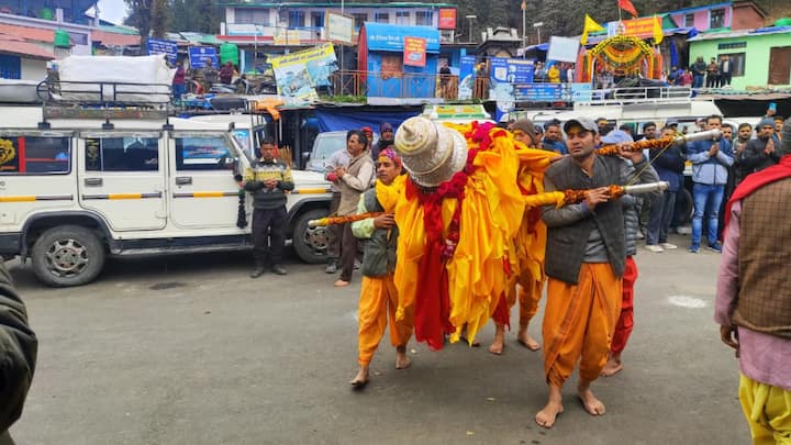 The Panchmukhi Doli Arrives: The sacred Panchmukhi Doli of Baba Kedarnath reached the temple amid chants, music, and deep devotion on 1st May, while the doors of the temple opened for the devotees on 2nd May. Carried from Ukhimath over a multi-day journey, the arrival of the Doli was greeted by thousands of pilgrims and temple priests with prayers, rituals, and showers of flowers, which reflected the faith and age-old traditions of this holy yatra. (Image Source: Special Arrangement)