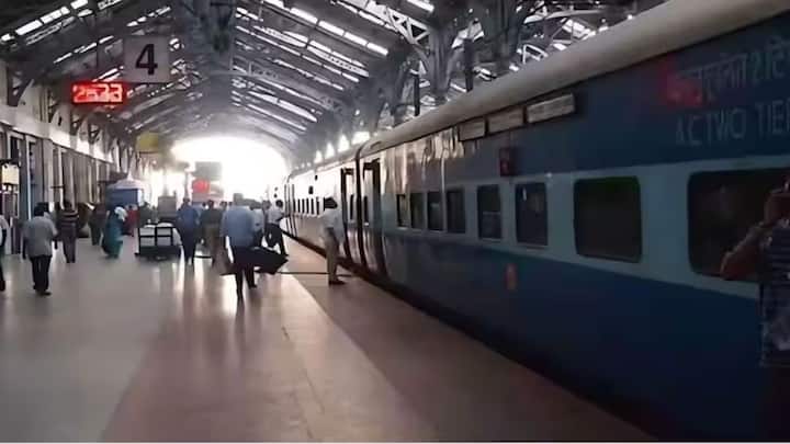 वहीं करंट टिकट के लिए रेलवे ने अलग नियम तय किए हैं. यह टिकट तत्काल टिकट से अलग होता है. करंट टिकट यात्रा से ठीक कुछ घंटे पहले उपलब्ध होता है. अगर आपको इमरजेंसी में कहीं जाना हो और आपके पास तत्काल टिकट भी न हो, तो करंट टिकट एक अच्छा विकल्प होता है.