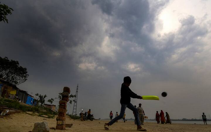 কলকাতায় সকালে পরিষ্কার আকাশ বেলায় আংশিক মেঘলা আকাশের সম্ভাবনা। আজ বিকেল বেলায় বা রাতে বজ্রবিদ্যুৎ সহ ঝড়-বৃষ্টির সম্ভাবনা থাকবে। মঙ্গলবার পর্যন্ত বিক্ষিপ্তভাবে বজ্রবিদ্যুৎ সহ হালকা মাঝারি বৃষ্টির সম্ভাবনা। বজ্রবিদ্যুৎসহ বৃষ্টির সঙ্গে হালকা ঝোড়ো হাওয়া বইতে পারে। তাপমাত্রা স্বাভাবিকের কাছাকাছিই থাকবে আগামী কয়েক দিন; খুব বড়সড় পরিবর্তন নেই। আজ সর্বনিম্ন তাপমাত্রা ২৫.৭ ডিগ্রি । গতকাল দিনের সর্বোচ্চ তাপমাত্রা ছিল ৩৪.২ ডিগ্রি। বাতাসে জলীয় বাষ্পের পরিমাণ বা আপেক্ষিক আর্দ্রতা ৪৯ থেকে ৯৪ শতাংশ।