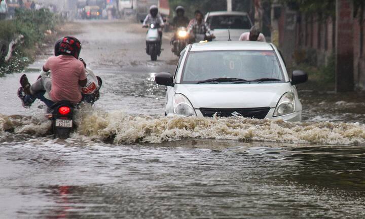 দক্ষিণবঙ্গে আজ রবিবারেও ঝড় বৃষ্টির সম্ভাবনা দক্ষিণবঙ্গের সব জেলাতেই। তবে পশ্চিমের বেশ কিছু জেলাতে ঝড় বৃষ্টির সম্ভাবনা বেশি থাকবে। দক্ষিণবঙ্গের আট জেলায় রবিবার ঝড় বৃষ্টির সম্ভাবনা বেশি থাকবে। বজ্রবিদ্যুৎ সহ বৃষ্টি সঙ্গে ৩০ থেকে ৪০ কিলোমিটার গতিবেগে দমকা ঝড়ো বাতাস বইবে। এই পরিস্থিতি থাকবে পশ্চিম মেদিনীপুর বাঁকুড়া পুরুলিয়া পূর্ব ও পশ্চিম বর্ধমান বীরভূম মুর্শিদাবাদ ও নদীয়া জেলাতে।