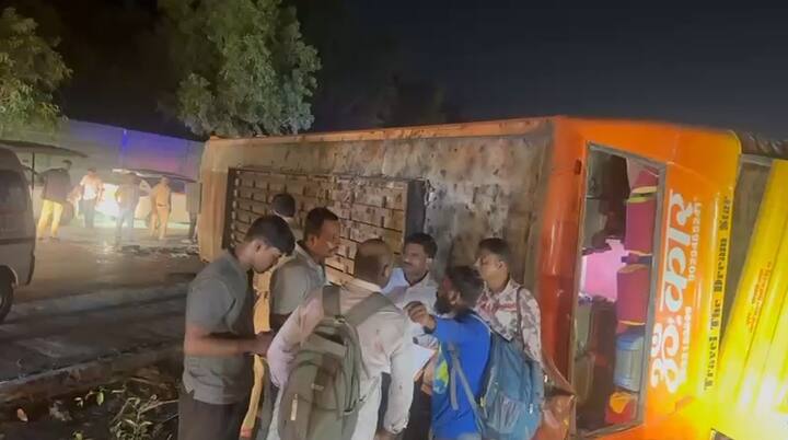 मुंबईच्या दिशेकडून कोकणाच्या दिशेकडे जात असताना खासगी बसला अपघात झाला.  कोकणात जाणाऱ्या या खासगी बसमध्ये 35 हून अधिक अडकल्याची माहिती आहे.
