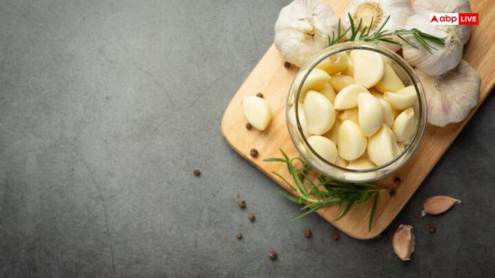 लहसुन -  लहसुन में एंटीपैरासिटिक गुण होते हैं, जो आंतों के कीड़ों को मारने में मदद करते हैं. इसे आप सुबह खाली पेट रोजाना चबा सकते हैं.