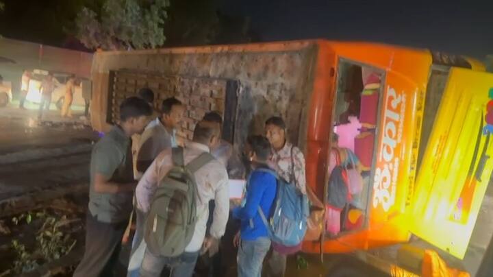 मुंबई गोवा महामार्गावरील कर्नाळा खिंडीमध्ये खासगी बसचा भीषण अपघात झाला आहे. खासगी बस कर्नाळा खिंडीत पलटली आहे.