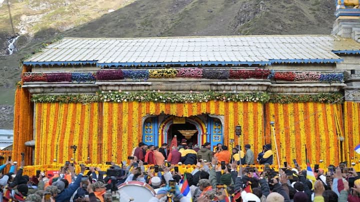 A Floral Welcome: As the temple reopened, it was adorned with 13 quintals of fresh flowers including marigolds and roses. The flowers intricately arranges around the entrance, pillars, and sanctum transformed the sacred shrine into a floral spectacle. The decor was not just a visual sight, but also a tribute the to deity, reflecting faith and tradition. (Image Source: Special Arrangement)