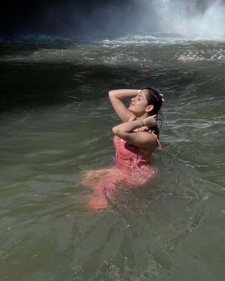 In these pictures, Jannat is wearing a red color deepne tube top. In this look, she looks no less than a nymph.