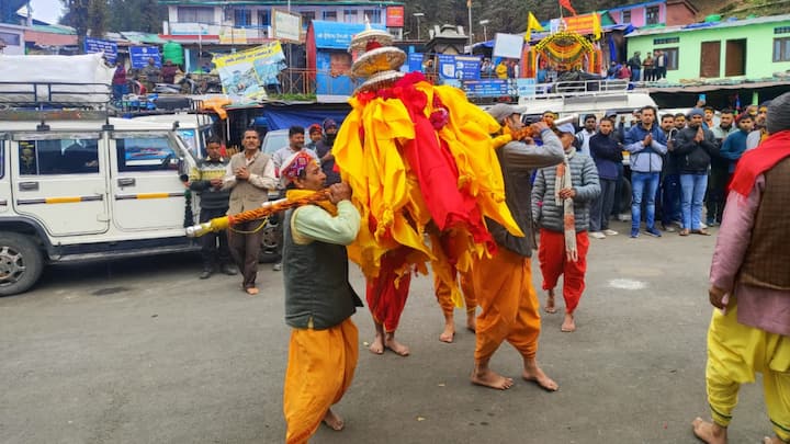 Sacred Rituals: At Kedarnath, the daily rituals begin with Maha Abhishek and end with Shayan Aarti. Devotees chant sacred mantras and offer prayers, including Bhairavnath, seeking blessings, protection, and a deep spiritual connection with the divine. (Image Source: Special Arrangement)