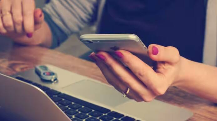 આ પ્લાનમાં, તમને અનલિમિટેડ કોલિંગ સાથે દરરોજ 100 મફત SMS મળે છે. આ પ્લાનમાં, Jio તેના ગ્રાહકોને દરરોજ 3GB ડેટા આપે છે. આ સાથે, પ્લાનમાં 90 દિવસ માટે Jio Hotstar નું મફત સબ્સ્ક્રિપ્શન આપવામાં આવે છે.