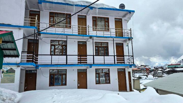 পুষ্পবৃষ্টির মধ্যে দিয়ে পুণ্যার্থীদের বদ্রীনাথ ধামে স্বাগত জানানো হয়। ৪০ কুইন্টাল ফুল দিয়ে সাজানো হয়েছে বদ্রীনাথ মন্দির। পুজো দেন উত্তরাখণ্ডের মুখ্যমন্ত্রী পুষ্কর সিং ধামি।