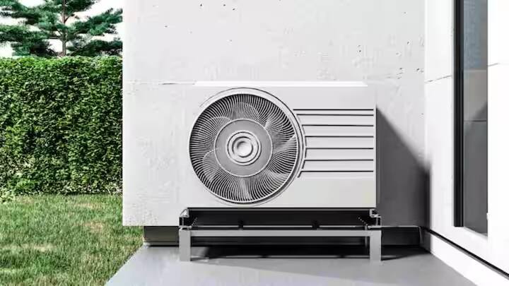 AC Power Consumption: ઉનાળાની ઋતુ વધુ ગરમ થઈ રહી છે, લોકો હવે તેમના એર કંડિશનર (AC) ની સર્વિસ કરાવવામાં વ્યસ્ત છે. જેમ જેમ ગરમી વધે છે તેમ તેમ લોકોને AC ની જરૂર પડવા લાગે છે.