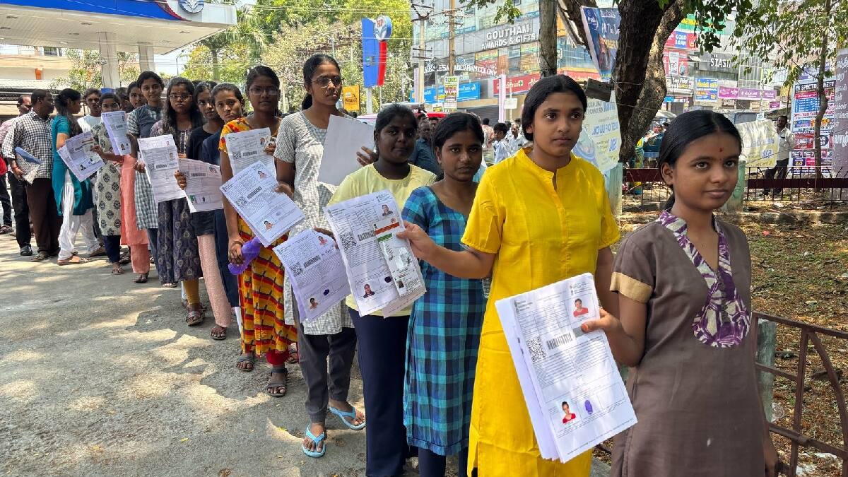 NEET Exam: நீட்தேர்வு மையங்களுக்கு மாற்றி வந்த மாணவிகள்... அவசர அவசரமாக காரில் அனுப்பி வைத்த காவல்துறையினர்