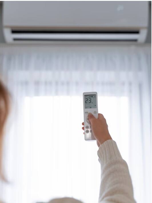 AC ਨੂੰ ਬੰਦ ਕਰਦੇ ਸਮੇਂ, ਅਸੀਂ ਕੁਝ ਗਲਤੀਆਂ ਕਰਦੇ ਹਾਂ ਜਿਸ ਕਾਰਨ ਏਸੀ ਵੀ ਖਰਾਬ ਹੋ ਸਕਦਾ ਹੈ। ਜੇਕਰ ਤੁਸੀਂ ਵੀ ਰਿਮੋਟ ਦੀ ਵਰਤੋਂ ਕਰਕੇ ਮੁੱਖ ਸਵਿੱਚ ਤੋਂ ਸਿੱਧਾ ਏਸੀ ਬੰਦ ਕਰਨ ਦੀ ਗਲਤੀ ਕਰ ਰਹੇ ਹੋ, ਤਾਂ ਆਪਣੀ ਇਸ ਆਦਤ ਨੂੰ ਸੁਧਾਰੋ, ਨਹੀਂ ਤਾਂ ਤੁਹਾਨੂੰ ਏਸੀ ਦੀ ਮੁਰੰਮਤ ਕਰਵਾਉਣ ਲਈ ਬਹੁਤ ਸਾਰਾ ਪੈਸਾ ਖਰਚ ਕਰਨਾ ਪੈ ਸਕਦਾ ਹੈ।