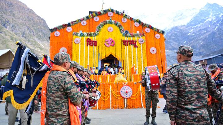 Garhwal Rifles Band Added Glory: The Indian Army's Garhwal Rifles band also participated in the grand opening of the Kedarnath Dham Yatra. They played soulful devotional tunes. As chants of 'Jai Baba Kedar' echoed through the valley, the atmosphere got filled with devotion, pride, and spirituality. (Image Source: Special Arrangement)