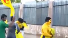 थप्पड़-घूंसे और फिर..., CSK के फैन की हुई पिटाई, सड़क पर दौड़ा-दौड़ा कर मारा; वीडियो वायरल