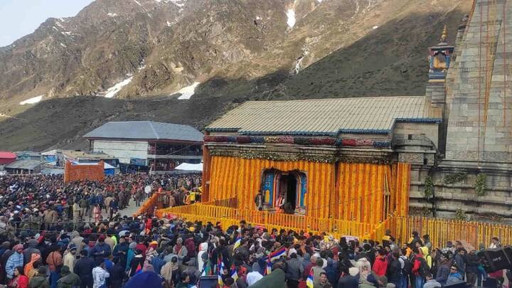 Mass Gathering Of Pilgrims: Thousands of devotees gathered at Kedarnath on the temple's opening day. Chanting hymns and offering prayers, the crowd reflected deep devotion, creating a powerful scene of faith and unity. (Image Source: Special Arrangement)