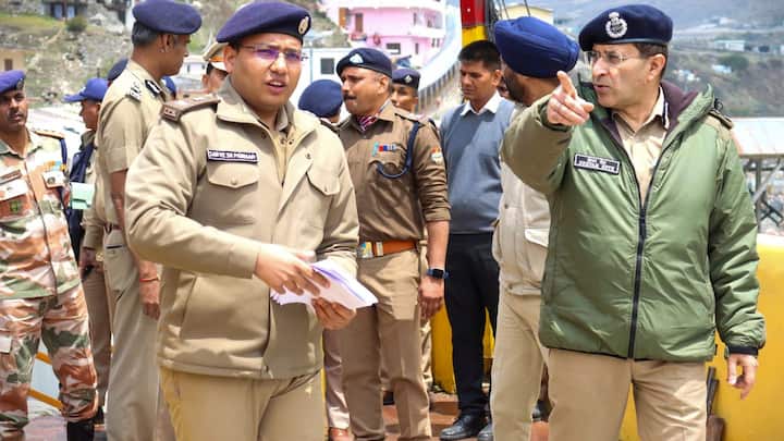 শুক্রবার সকালে তীর্থযাত্রীদের জন্য খুলে যায় কেদারনাথের দরজা। সেদিনও উত্তরাখণ্ডের মুখ্যমন্ত্রী পুষ্কর সিং কেদারনাথ মন্দিরে উপস্থিত ছিলেন।